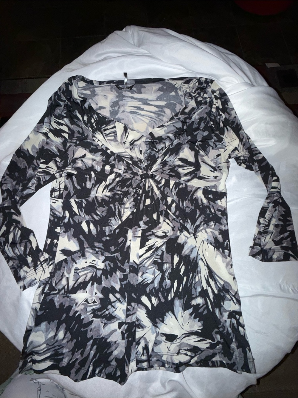 Women’s Daisy Fuentes Black & Cream Twist-Front Long Sleeve Top - Large